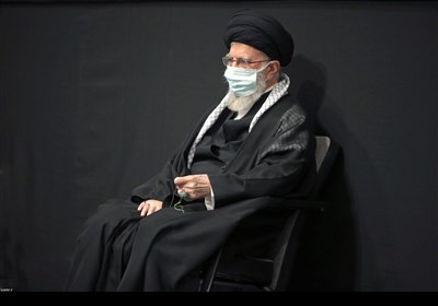 بحضور قائد الثورة الاسلامیة.. إقامة اللیلة الاولى من مراسم العزاء الحسینی