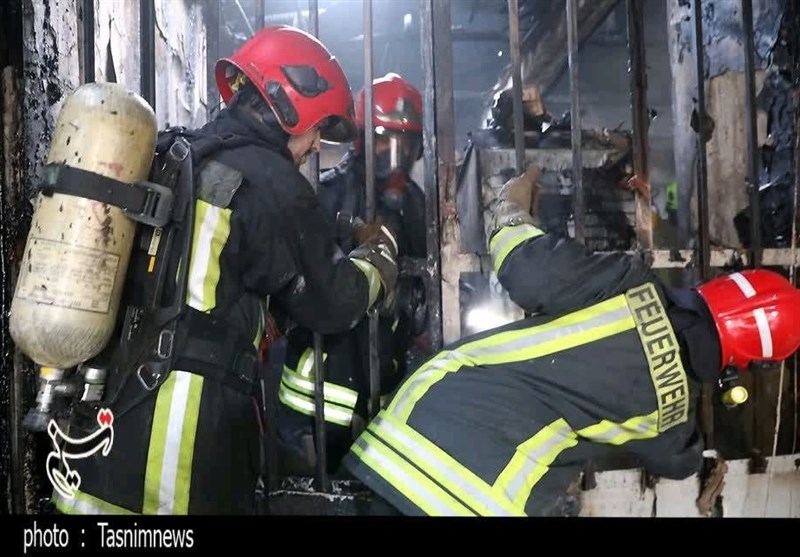 مهار آتش‌سوزی در طبقه 16 یک برج در چهارراه طالقانی کرج‌/ 3 آتش‌نشان‌ مصدوم‌ شدند + فیلم