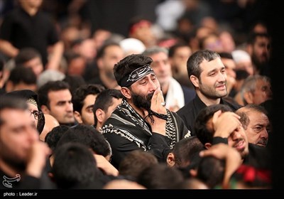 مراسم عزادای شب عاشورای حسینی در حسینیه امام خمینی(ره)