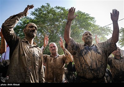 آئین سنتی گِل مالی لرستانی‌‎های مقیم تهران در عاشورا