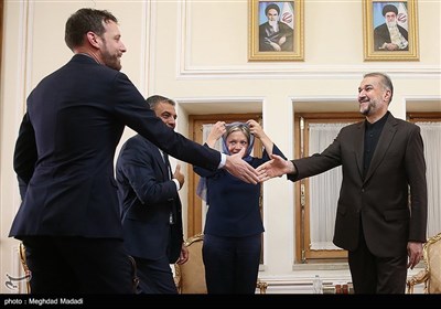 لقاء الممثلة الخاصة للأمم المتحدة في العراق مع وزير الخارجية الإيراني