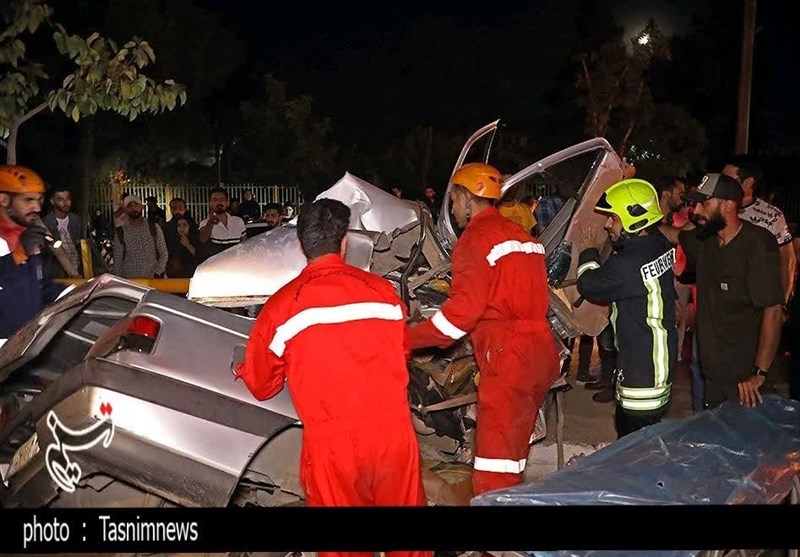 نجات ۳ بانوی مجروح و محبوس در سانحه شدید رانندگی وکیل‌آباد مشهد