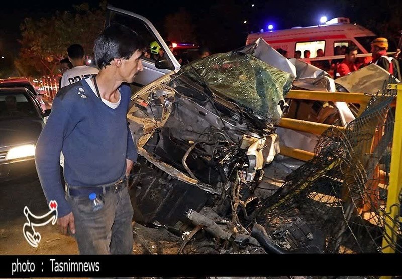 نجات ۳ بانوی مجروح و محبوس در سانحه شدید رانندگی وکیل‌آباد مشهد