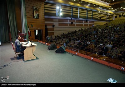 نشست سیاسی دانشجویی با حضور دکتر بهادری جهرمی سخنگوی دولت در بین دانشجویان طرح ولایت