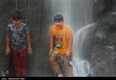 مسافران تابستانی در آبشار گنجنامه همدان