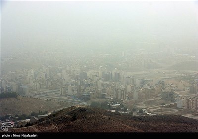  وضعیت هوای تهران ۱۴۰۲/۰۹/۰۴؛ تداوم تنفس هوای "ناسالم برای گروه‌های حساس" 