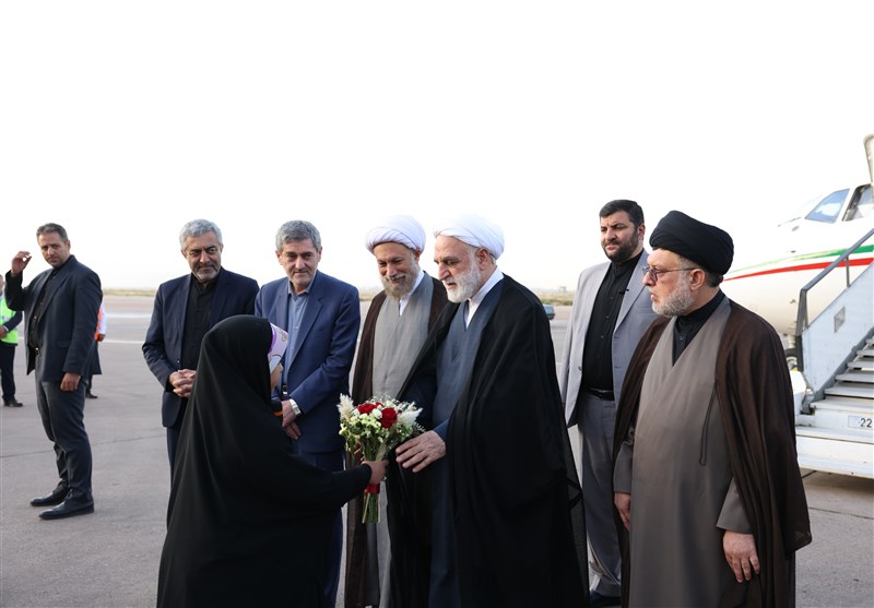رئیس قوه قضائیه وارد شیراز شد/ ادای احترام اژه‌ای به مقام شامخ شهدای جنایت تروریستی 4 آبان