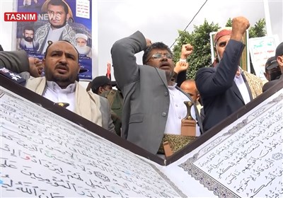  اختصاصی تسنیم|راهپیمایی مردم یمن مقابل سفارت سوئد در محکومیت اهانت به قرآن کریم 