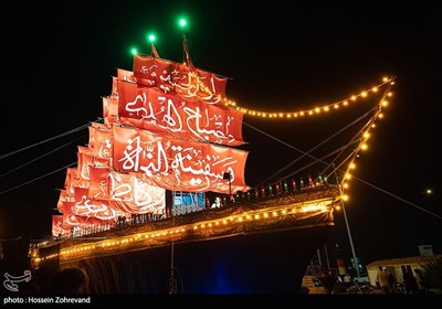 جانمایی کشتی «سفینه النجاة» حسینی که برگرفته از حدیث مشهور «اِنَّ الْحُسین مِصباحُ الْهُدی وَ سَفینَهُ الْنِّجاة» در میدان آزادی