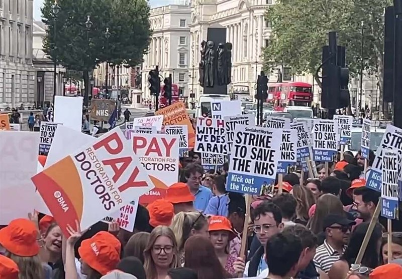 London Junior Doctors Rally for Higher Salaries amid Ongoing Dispute