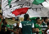 تجمع هواداران تیم اردنی در اعتراض به بازی مقابل بازیکن اسرائیلی + فیلم