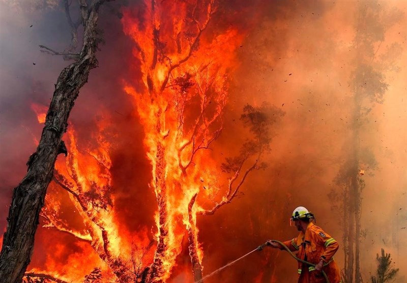 Hundreds of Firefighters Battle Western Australia Wildfire