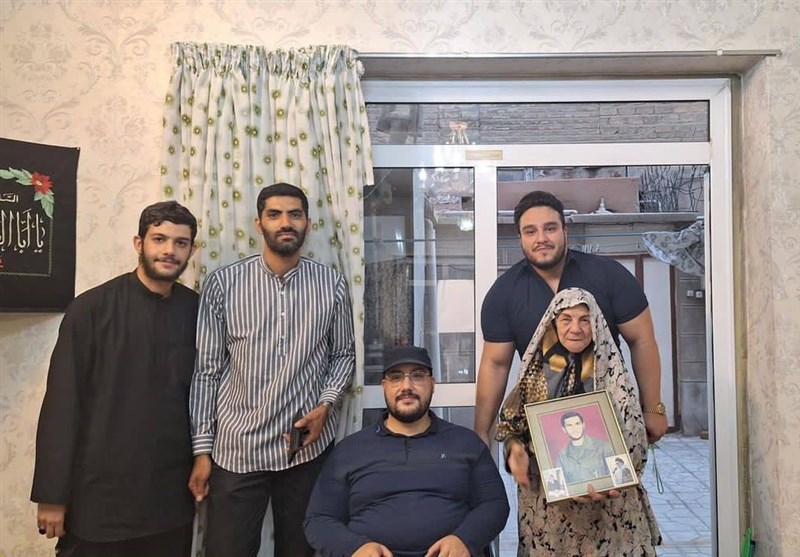 حضور قهرمان پارالمپیک و بازیکن پیشین پرسپولیس در منزل مادر شهید محمد رضایی + عکس و فیلم