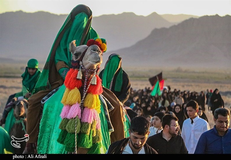 کاروان نمادین ورود اسرای کربلا به شهر شام در ده‌زیار کرمان برگزار شد + تصویر