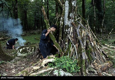 شرکت کنندگان در دوره ویژه و بین المللی زندگی در شرایط سخت و بقاء در طبیعت آموزش ساخت جان پناه و کمپ زدن ‏بدون استفاده از تجهیزات را فرا می گیرند و در این کمپ ها باید 24 ساعت بدون آب و غذا در دل جنگل زندگی کنند وبا ‏آموزش هایی که از قبل دیده اند باید بتوانند آب و غذا تهیه کنند.‏