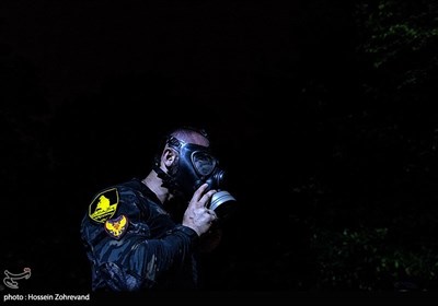 یکی از هنرجویان در حال بستن ماسک ضد شیمایی در کلاس شبانه تاب و توان در دوره ویژه و بین المللی زندگی در شرایط سخت ، بقاء در طبیعت و چریکی نظامی رزمی است 