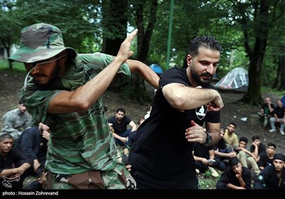 آموزش دفاع شخصی و شناخت نقاط حساس بدن(دیم ماک) از دیگر مهارتهایی است در دوره ویژه و بین المللی زندگی در شرایط سخت ، بقاء در طبیعت و چریکی نظامی رزمی داده شد.