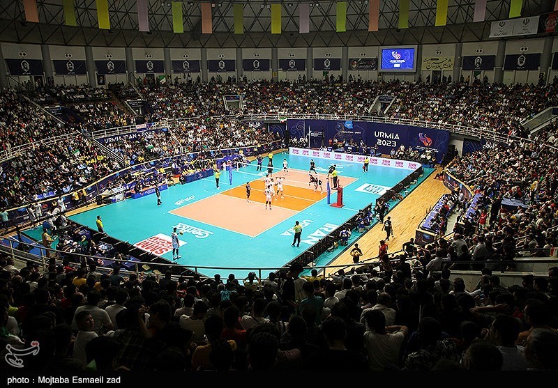 مسابقات والیبال قهرمانی آسیا/ ایران برابر عراق صف‌آرایی می‌کند/ سالن مملو از تماشاگر غدیر میزبان تیم ملی + فیلم