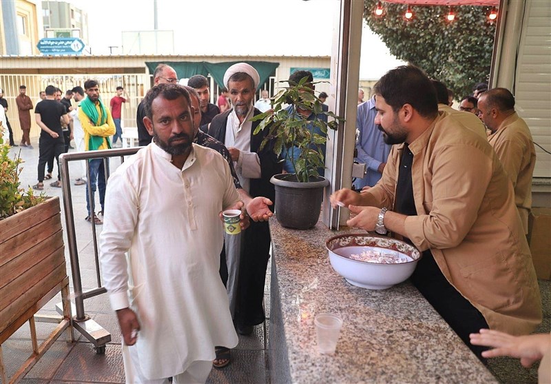 میزبانی از زائران اربعین در ‌چایخانه حرم حضرت معصومه (س)‌ + تصاویر
