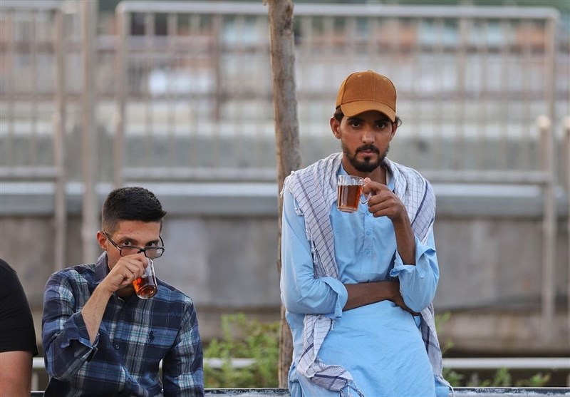 میزبانی از زائران اربعین در ‌چایخانه حرم حضرت معصومه (س)‌ + تصاویر