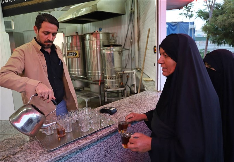 میزبانی از زائران اربعین در ‌چایخانه حرم حضرت معصومه (س)‌ + تصاویر