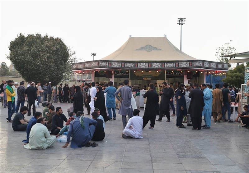 میزبانی از زائران اربعین در ‌چایخانه حرم حضرت معصومه (س)‌ + تصاویر