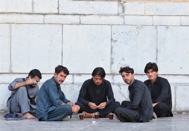میزبانی از زائران اربعین در ‌چایخانه حرم حضرت معصومه (س)‌ + تصاویر