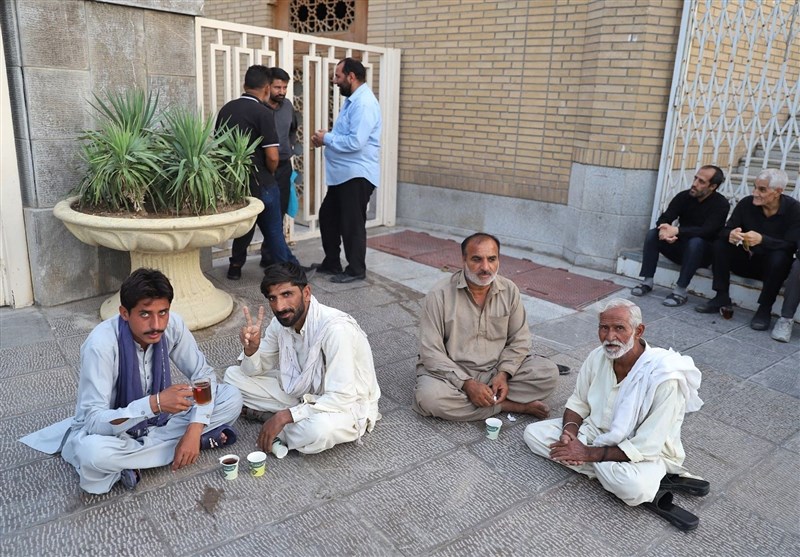 میزبانی از زائران اربعین در ‌چایخانه حرم حضرت معصومه (س)‌ + تصاویر