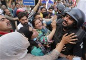 پلیس پاکستان 100 هوادار عمران خان را بازداشت کرد