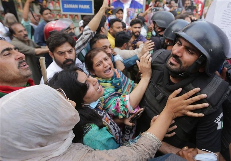 پلیس پاکستان 100 هوادار عمران خان را بازداشت کرد