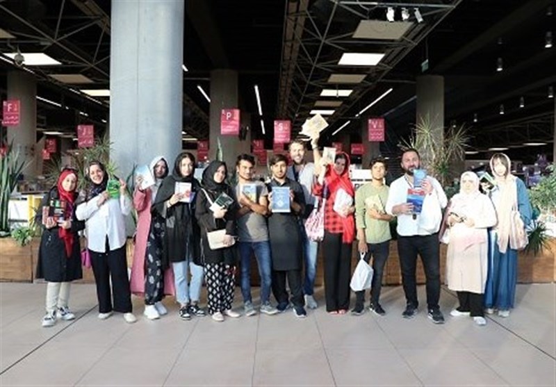 حضور فارسی‌آموزانی از اروپا و آسیا در بزرگترین کتاب‌فروشی ایران