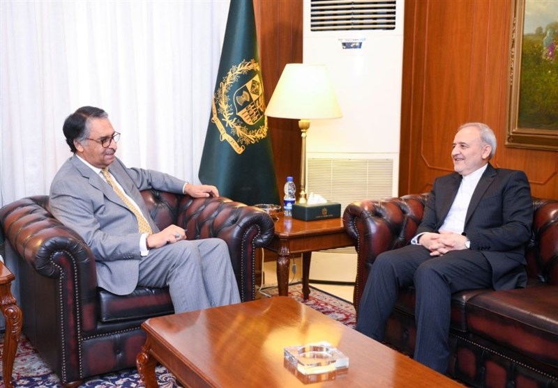 دیدار سفیر ایران با وزیر امور خارجه دولت موقت پاکستان