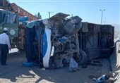 واژگونی میدل باس در محور بهارستان به اصفهان؛ 13 نفرمجروح شدند