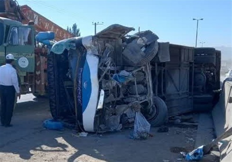 واژگونی میدل باس در محور بهارستان به اصفهان؛ 13 نفرمجروح شدند