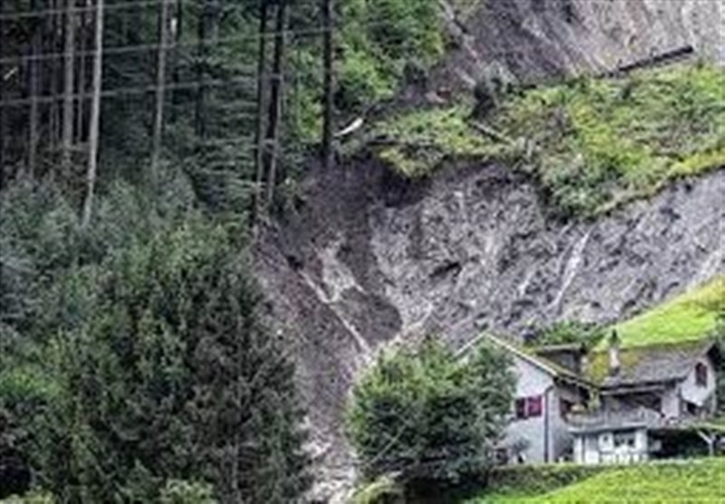 ویرانی تعداد زیادی خانه بر اثر رانش زمین در سوئیس