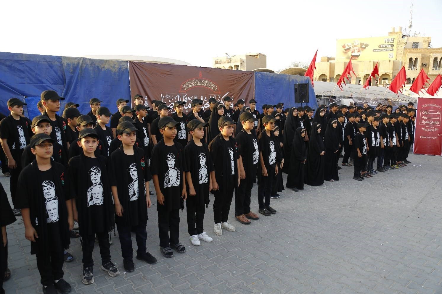 سرودخوانی نوجوانان ایرانی در مسیر پیاده‌روی اربعین/ اجرای 150 نفره در کربلا + فیلم و عکس