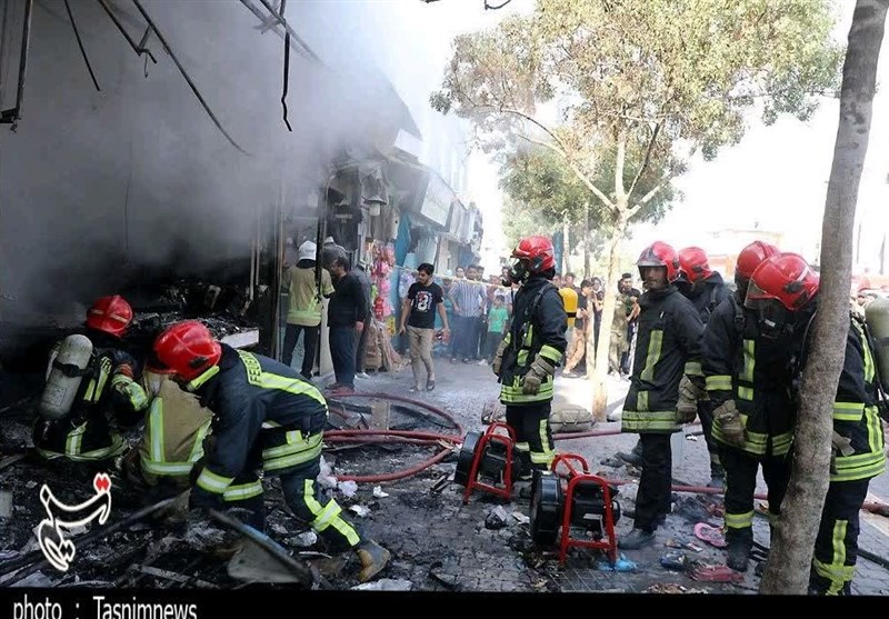 آتش‌سوزی مهیب در فروشگاه کیف و کفش خیابان طبرسی مشهد + تصاویر