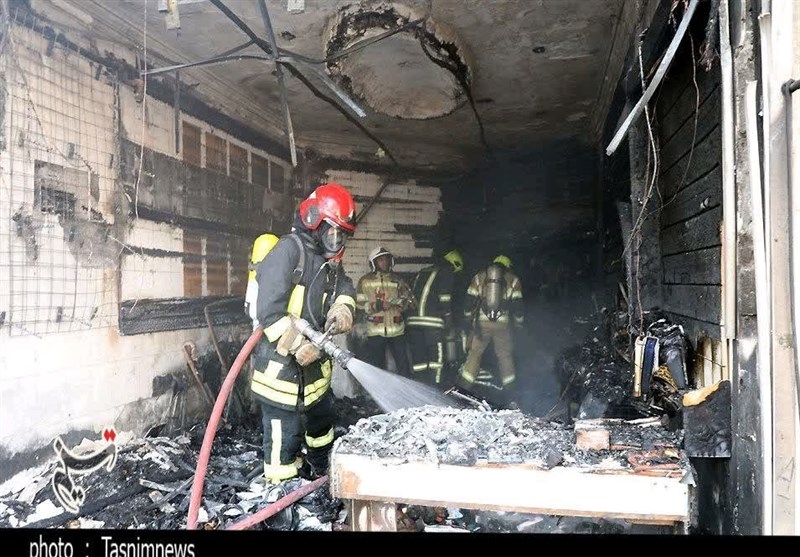 آتش‌سوزی یک انبار نوشت‌افزار در خیابان معراج + فیلم و تصاویر