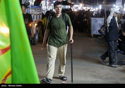 پیاده روی شبانه زائرین اربعین حسینی در مسیر نجف به کربلا