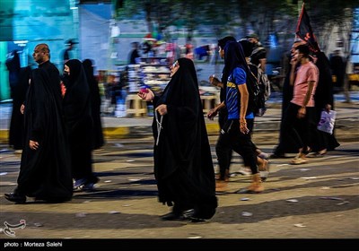 مسيرة زوار الأربعين الحسيني ليلاً في الطريق من النجف إلى كربلاء