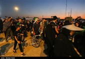 پیاده روی شبانه زائرین اربعین حسینی در مسیر نجف به کربلا