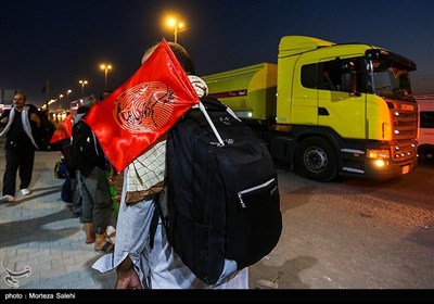 مسيرة زوار الأربعين الحسيني ليلاً في الطريق من النجف إلى كربلاء