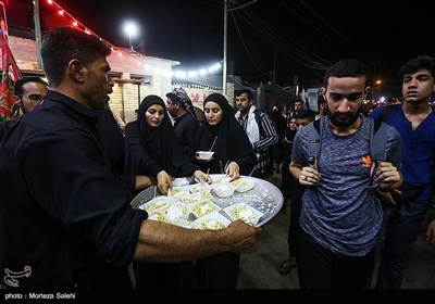 مسيرة زوار الأربعين الحسيني ليلاً في الطريق من النجف إلى كربلاء