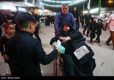 مسيرة زوار الأربعين الحسيني ليلاً في الطريق من النجف إلى كربلاء