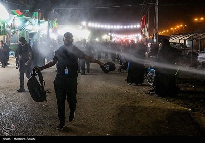 مسيرة زوار الأربعين الحسيني ليلاً في الطريق من النجف إلى كربلاء