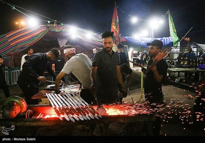 مسيرة زوار الأربعين الحسيني ليلاً في الطريق من النجف إلى كربلاء