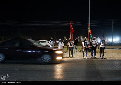 مسيرة زوار الأربعين الحسيني ليلاً في الطريق من النجف إلى كربلاء