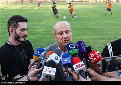 مناف هاشمی دبیرکل کمیته ملی المپیک در تمرین تیم ملی فوتبال امید