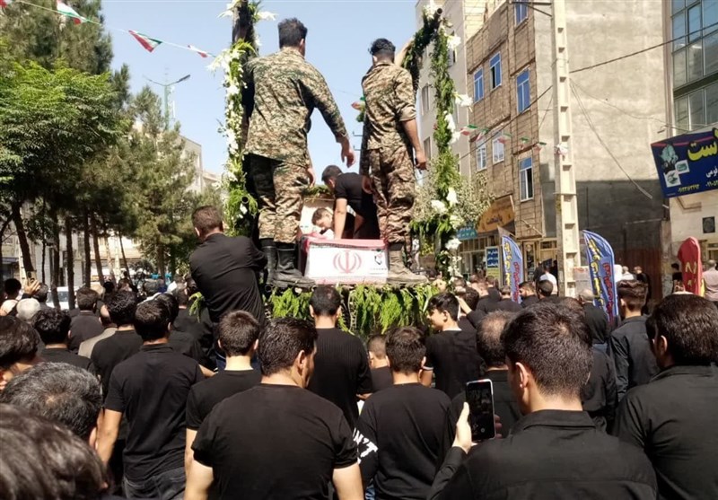 تشییع باشکوه شهید مدافع حرم در بهارستان/ پیکر شهید &quot;رستمی&quot; در امامزاده لطیف (ع) آرام گرفت + فیلم