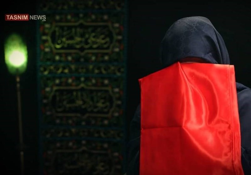 لحظاتی که هنرمندان با پرچم امام حسین(ع) روبرو می‌شوند/ بغض و احساساتی که در هم می‌شکند + فیلم